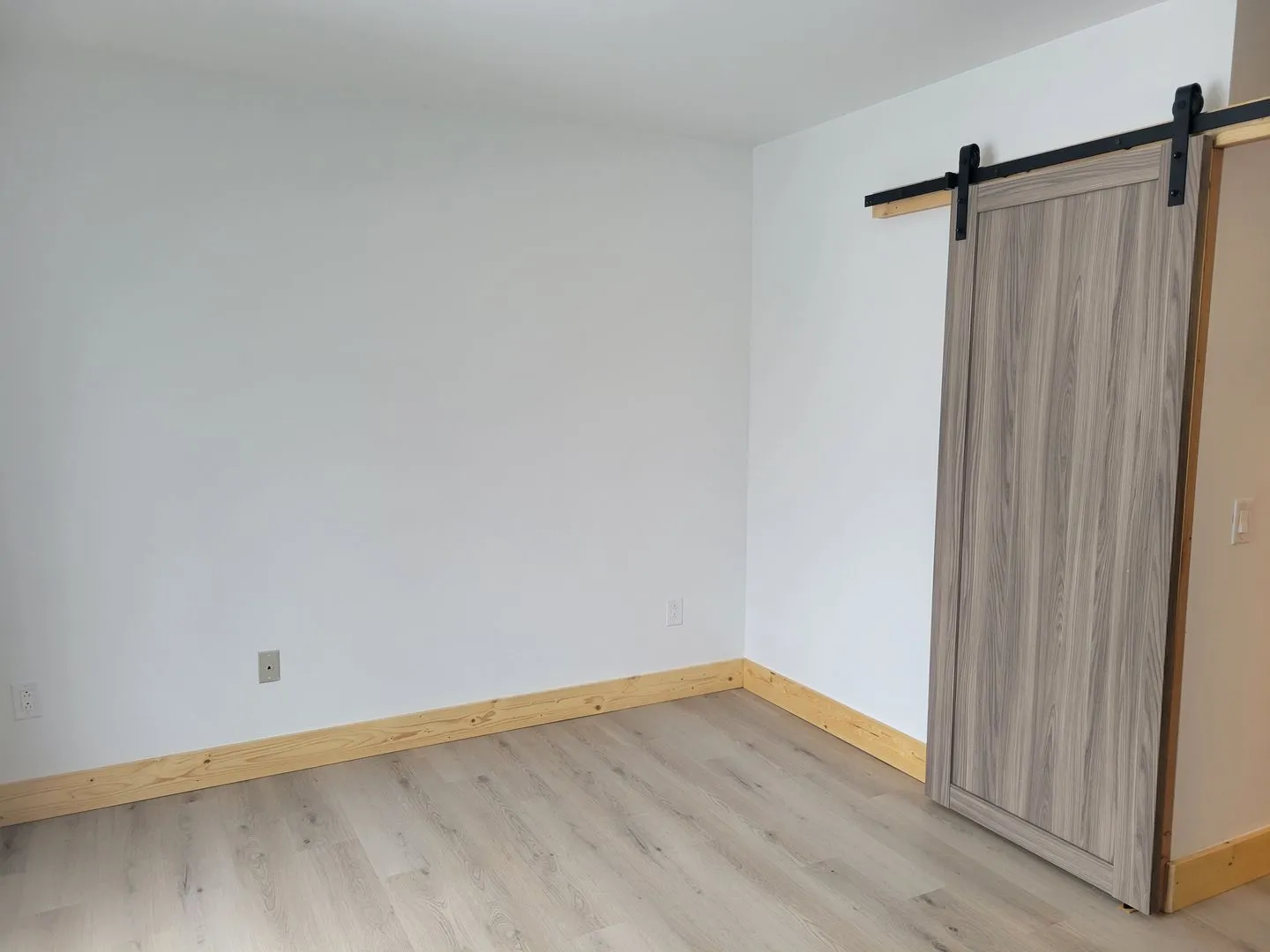 One Bedroom Apartment - One bed, all the benefits. All Utilities & Internet included. - Photo 3