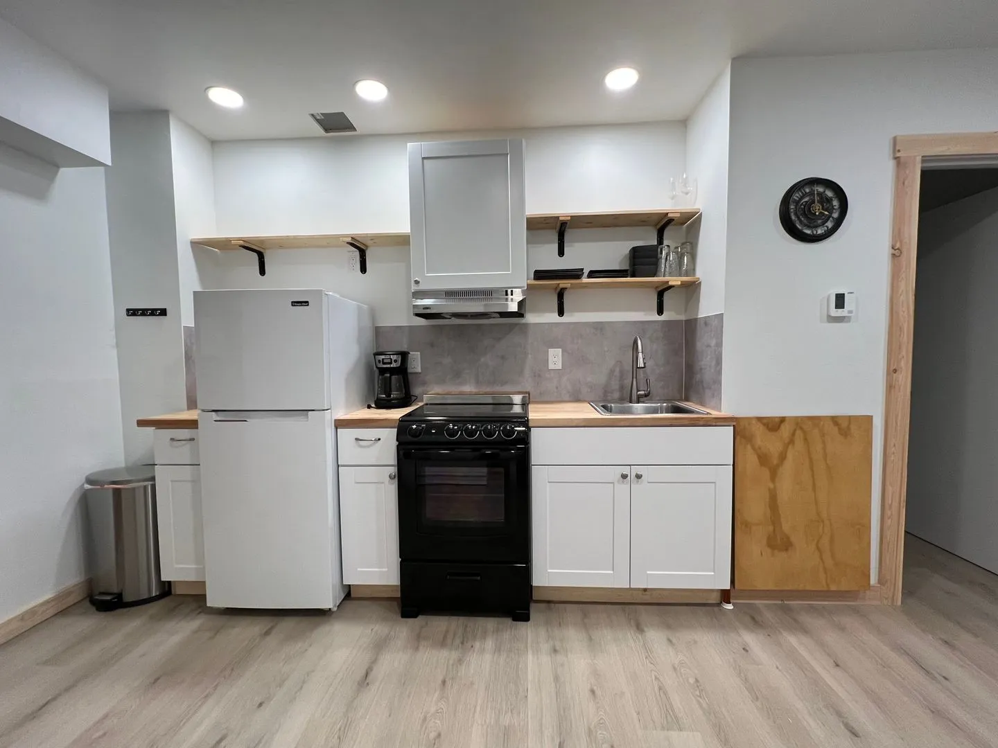 Large Studio Apartment - Stretch out, Settle in! All Utilities & Internet Included.