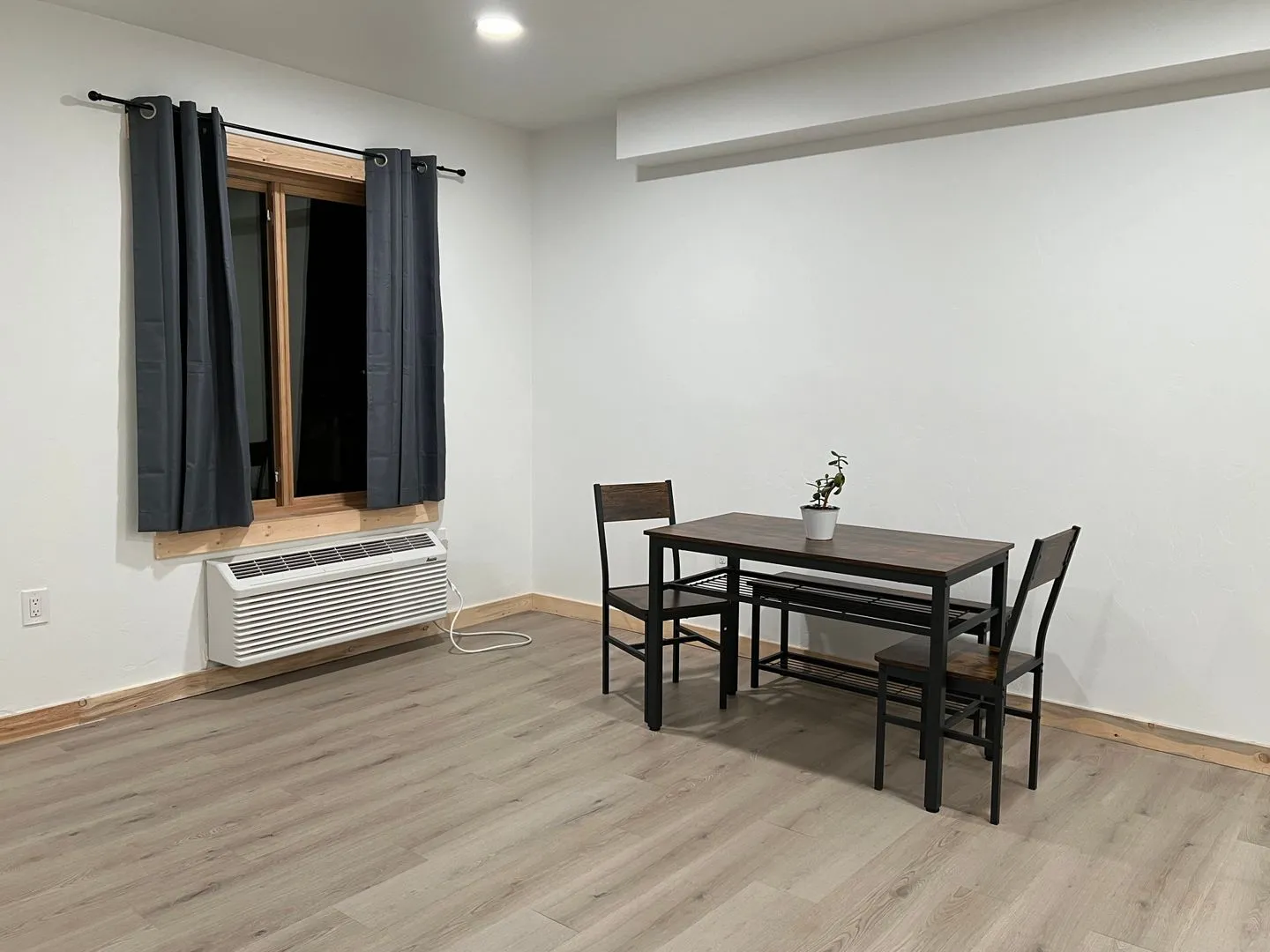 Large Studio Apartment - Stretch out, Settle in! All Utilities & Internet Included. - Photo 3