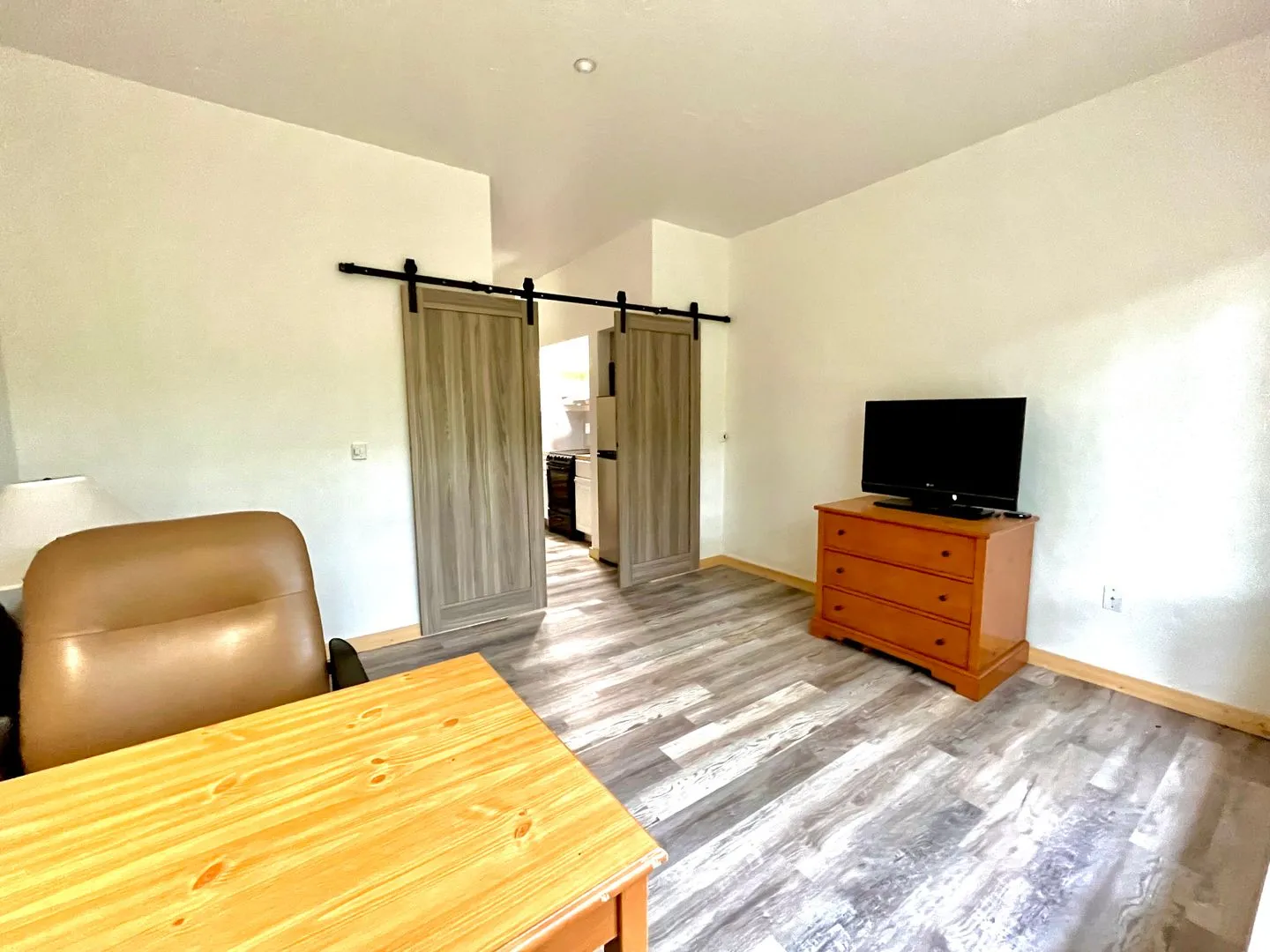 One Bedroom Apartment - One bed, all the benefits. All Utilities & Internet included. - Photo 4